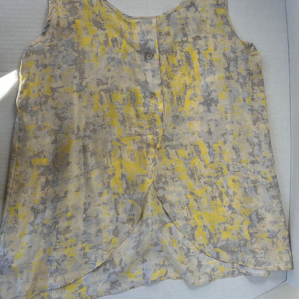 Sleeveless CAbi top, button back detail curve hem